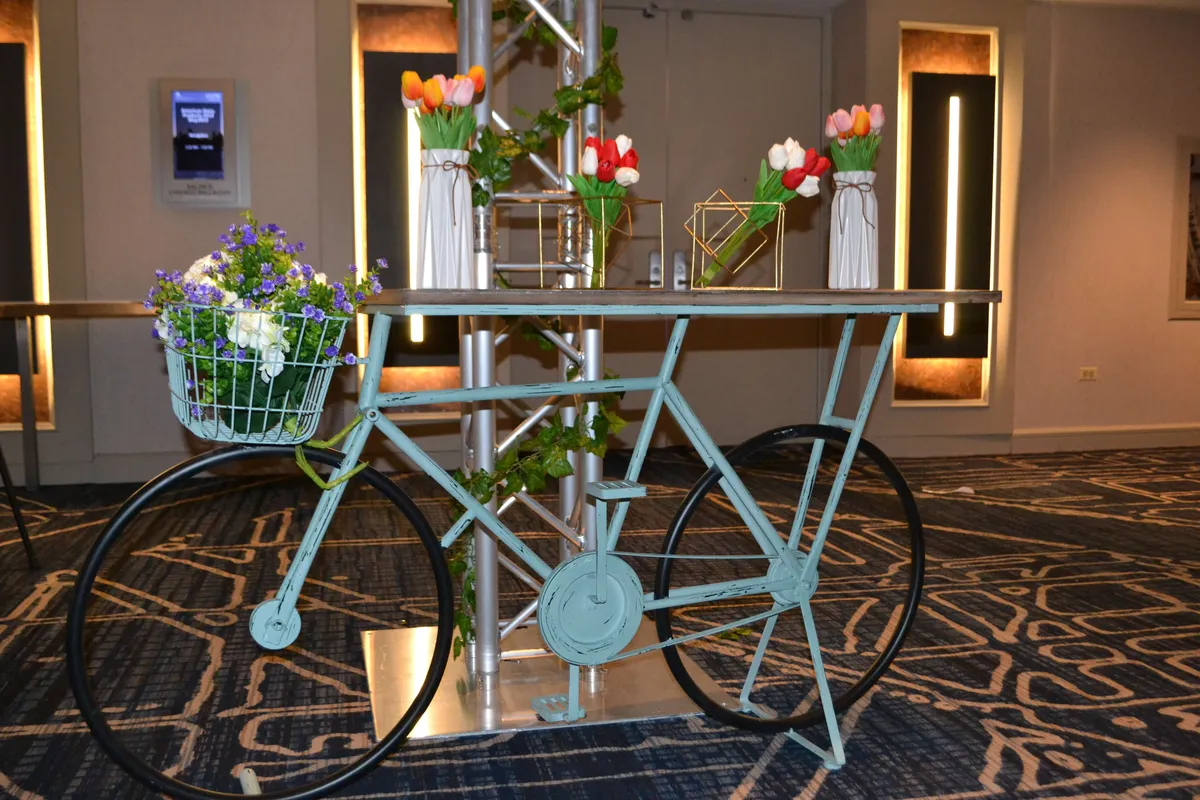 Chicago Bike Table and Flowers decor rental with vintage-style bike display and floral accents